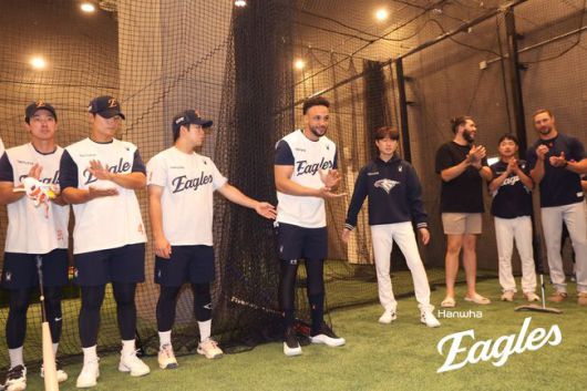 한화 루이스 리베라토가 20일 선수단과 상견례를 갖고 있다. /한화 이글스 제공