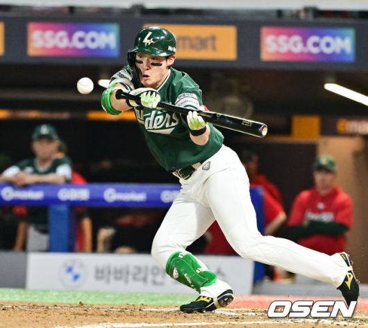 [OSEN=인천, 박준형 기자] 21일 오후 인천 SSG랜더스필드에서 ‘2025 신한 SOL BANK KBO리그’ SSG 랜더스와 KIA 타이거즈의 경기가 진행됐다.이날 SSG는 김광현을, KIA는 양현종을 선발투수로 내세웠다.9회말 1사 SSG 최지훈이 기습 번트 안타를 성공시키고 있다.   2025.06.21 / soul1014@osen.co.kr