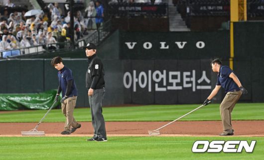 [OSEN=부산, 이석우 기자] 20일 부산 사직야구장에서 2025 신한 SOL 뱅크 KBO 리그 롯데 자이언츠와 삼성 라이온즈의 경기가 열렸다. 홈팀 롯데는 감보아가, 방문팀 삼성은 김대호가 선발 출전했다.관계자들이 6회초 비가 내린 그라운드 정비를 하고 있다. 2025.06.20 / foto0307@osen.co.kr