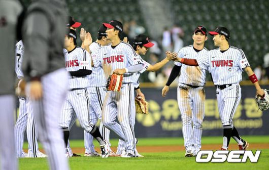 [OSEN=잠실, 최규한 기자] 프로야구LG 트윈스가 파죽의 6연승을 달리며 단독 1위를 지켰다.키움 히어로즈는 6연패에 빠졌다.LG는15일 서울 잠실구장에서 열린 2025 KBO리그 키움과 경기에서 6-2로 승리했다. 오지환이 선제 결승 투런포를 터뜨렸고, 박동원은 8회 쐐기 솔로 홈런을 쏘아올렸다. LG 선발투수 임찬규는 7이닝 동안 4피안타 1볼넷 1사구 6탈삼진 1실점으로 호투했다. 시즌 7승째를 거두며 다승 공동 2위가 됐다.경기를 마치고 승리한 LG 선수들이 하이파이브를 나누고 있다. 2025.05.15 / dreamer@osen.co.kr