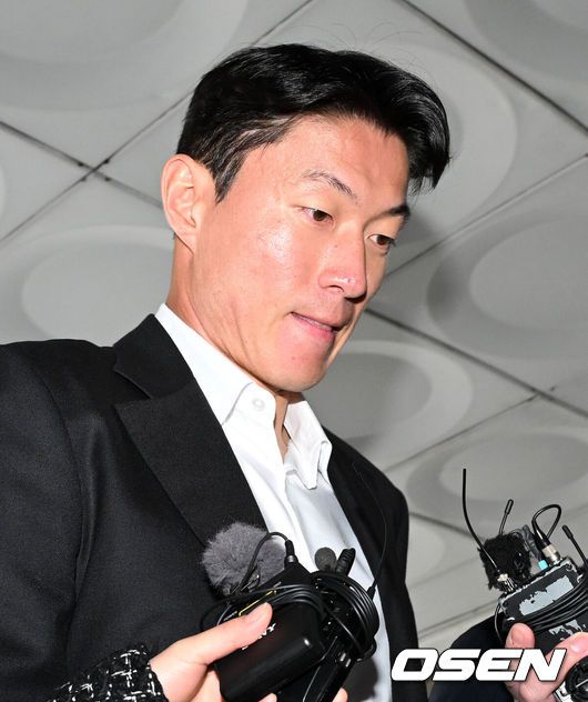 [OSEN=지형준 기자] 축구 선수 황의조(알라니아스포르)가 14일 서울 서초구 서울중앙지법에서 열린 1심 선고 공판에 출석했다.황의조는 성폭력범죄의처벌등에관한특례법위반 협의로 기소됐다. 황의조가 법정에 들어서고 있다. 2025.02.14 /jpnews@osen.co.kr