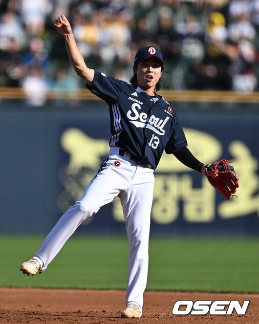 [OSEN=잠실, 조은정 기자]22일 오후 서울 잠실구장에서 2025 신한 SOL Bank KBO리그 LG 트윈스와 두산 베어스의 경기가 열렸다.LG는 송승기, 두산은 최승용이 선발로 나섰다.1회말 무사 1,2루 두산 유격수 이유찬이 LG 문보경 땅불 출루 1루주자 오스틴을 포스아웃 시킨 뒤 1루로 악송구를 뿌리고 있다. 2025.06.22 /cej@osen.co.kr