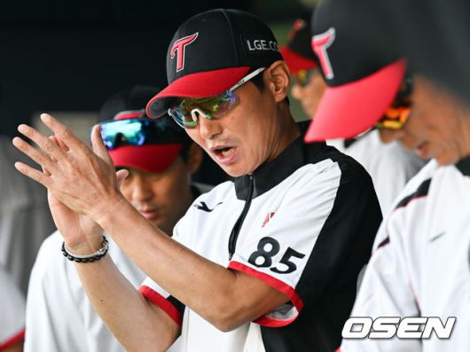 [OSEN=잠실, 조은정 기자]22일 오후 서울 잠실구장에서 2025 신한 SOL Bank KBO리그 LG 트윈스와 두산 베어스의 경기가 열렸다.LG는 송승기, 두산은 최승용이 선발로 나섰다.LG 염경엽 감독이 화이팅을 불어넣고 있다. 2025.06.22 /cej@osen.co.kr