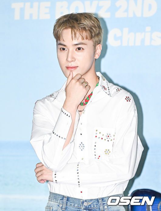 [OSEN=박준형 기자] 7일 오후 서울 영등포 타임스퀘어에서 그룹 '더보이즈(THE BOYZ)' 두번째 정규앨범 '판타지'(PHANTASY) 파트1 '8월의 크리스마스'(Christmas In August) 컴백기념 기자간담회가 진행됐다. 더보이즈는 이날 오후6시 주요 음원사이트를 통해 두번째 정규앨범 '판타지'(PHANTASY) 파트1 '8월의 크리스마스'(Christmas In August)의 타이틀곡 '립글로즈(LIP GLOSS)'를 발매하고, 약 6개월 만에 컴백 활동에 돌입한다.더보이즈 주학년이 포즈를 취하고 있다.  2023.08.07  / soul1014@osen.co.kr