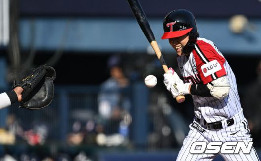 [OSEN=잠실, 조은정 기자]22일 오후 서울 잠실구장에서 2025 신한 SOL Bank KBO리그 LG 트윈스와 두산 베어스의 경기가 열렸다.LG는 송승기, 두산은 최승용이 선발로 나섰다.1회말 1사 만루 LG 구본혁이 두산 최승용 공에 몸 맞는 공으로 출루하고 있다. 2025.06.22 /cej@osen.co.kr