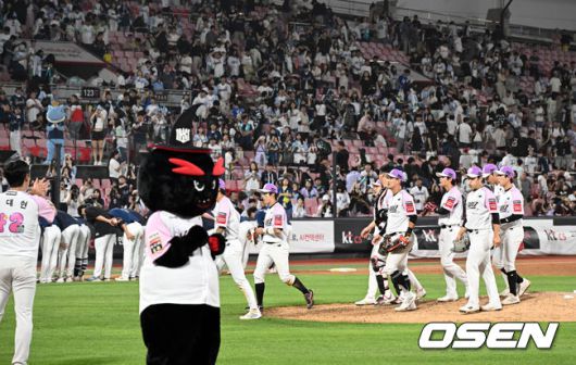 [OSEN=수원, 조은정 기자]프로야구 KT 위즈가 다선의 집중력을 앞세워 5점 차 열세를 뒤집었다.KT는 21일 수원KT위즈파크에서 열린 NC 다이노스와의 홈경기에서 김상수의 결승타에 힘입어 7-5로 승리했다. 지난 17일 광주 KIA 타이거즈전 이후 3연패 탈출. 반면 NC는 선발 목지훈의 호투에도 계투진이 무너지는 바람에 쓰라린 역전패를 당했다. KT가 승리를 기뻐하고 있다. 2025.06.21 /cej@osen.co.kr