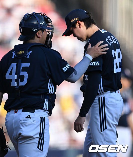 [OSEN=잠실, 조은정 기자]22일 오후 서울 잠실구장에서 2025 신한 SOL Bank KBO리그 LG 트윈스와 두산 베어스의 경기가 열렸다.LG는 송승기, 두산은 최승용이 선발로 나섰다.3회말 1사 만루 두산 최승용이 LG 김현수에게 밀어내기 볼넷을 허용한 뒤 교체되고 있다. 2025.06.22 /cej@osen.co.kr