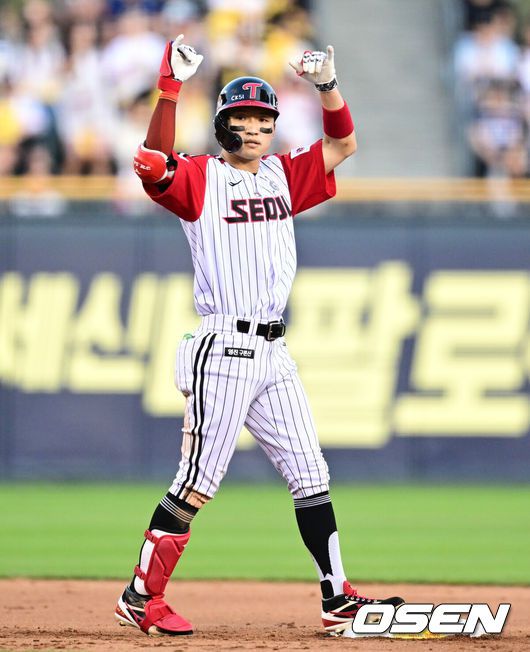 [OSEN=잠실, 조은정 기자]22일 오후 서울 잠실구장에서 2025 신한 SOL Bank KBO리그 LG 트윈스와 두산 베어스의 경기가 열렸다.LG는 송승기, 두산은 최승용이 선발로 나섰다.7회말 무사 1루 LG 박해민이 2루타 세리머니를 하고 있다. 2025.06.22 /cej@osen.co.kr