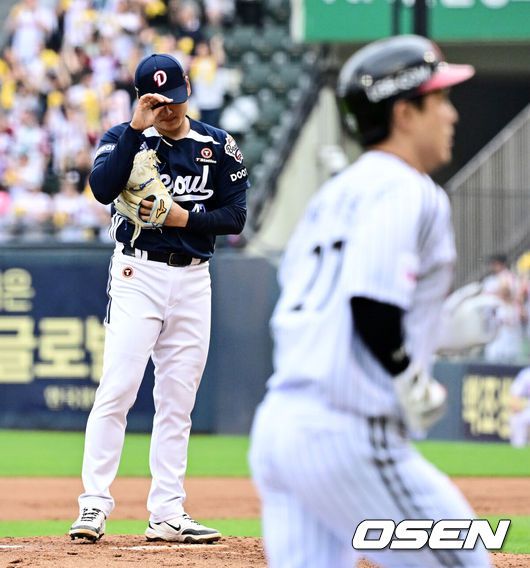 [OSEN=잠실, 지형준 기자] 21일 오후 서울 잠실구장에서 ‘2025 신한 SOL Bank KBO리그’ LG 트윈스와 두산 베어스의 경기가 열렸다.LG는 에르난데스, 두산은 곽빈이 선발로 나섰다.4회말 무사 1,2루에서 두산 곽빈이 LG 박동원에 역전 우월 스리런포를 허용하며 아쉬워하고 있다. 2025.06.21 /jpnews@osen.co.kr