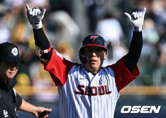 [OSEN=잠실, 조은정 기자]22일 오후 서울 잠실구장에서 2025 신한 SOL Bank KBO리그 LG 트윈스와 두산 베어스의 경기가 열렸다.LG는 송승기, 두산은 최승용이 선발로 나섰다.1회말 무사 1루 LG 김현수가 선취 1타점 2루타를 날린 뒤 세리머니를 하고 있다. 2025.06.22 /cej@osen.co.kr