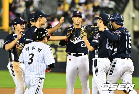 [OSEN=잠실, 지형준 기자] 프로야구 두산 베어스가LG 트윈스에 재역전 승리를 거뒀다.두산은21일 서울 잠실구장에서 열린 2025 KBO리그 LG와 경기에서 6-5로 승리했다.경기를 마치고 두산 선수들이 승리를 기뻐하고 있다. 2025.06.21 /jpnews@osen.co.kr