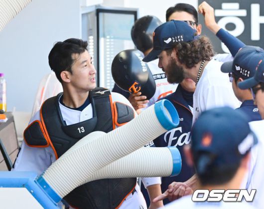 [OSEN=대전, 김성락 기자] 5회초 종료 후 한화 최재훈(왼쪽)이 코디 폰세와 이야기를 나누고 있다. 2025.06.03 / ksl0919@osen.co.kr