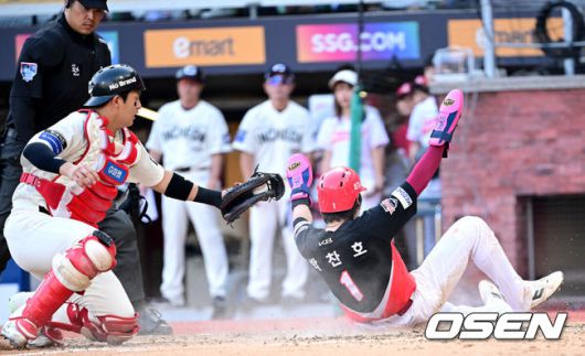 [OSEN=인천, 최규한 기자] 22일 인천 SSG랜더스필드에서 ‘2025 신한 SOL Bank KBO리그’ SSG 랜더스와 KIA 타이거즈의 경기가 열렸다.홈팀 SSG은 드류 앤더슨, 방문팀 KIA는 제임스 네일을 선발로 내세웠다.5회초 2사 1, 2루 상황 KIA 위즈덤의 선제 1타점 적시타 때 2루 주자 박찬호가 홈으로 쇄도해 세이프되고 있다. 2025.06.22 / dreamer@osen.co.kr