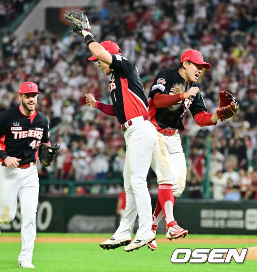 [OSEN=인천, 박준형 기자] 21일 오후 인천 SSG랜더스필드에서 ‘2025 신한 SOL BANK KBO리그’ SSG 랜더스와 KIA 타이거즈의 경기가 진행됐다.이날 SSG는 김광현을, KIA는 양현종을 선발투수로 내세웠다.9회말 2사 1,2루 SSG 박성한의 안타때 2루 주자 에레디아를 홈보살시킨 최원준 우익수가 박찬호와 기뻐하고 있다,    2025.06.21 / soul1014@osen.co.kr