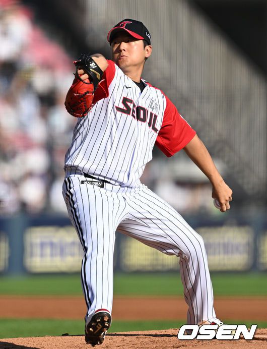 [OSEN=잠실, 조은정 기자]22일 오후 서울 잠실구장에서 2025 신한 SOL Bank KBO리그 LG 트윈스와 두산 베어스의 경기가 열렸다.LG는 송승기, 두산은 최승용이 선발로 나섰다.2회초 LG 선발 송승기가 역투하고 있다. 2025.06.22 /cej@osen.co.kr