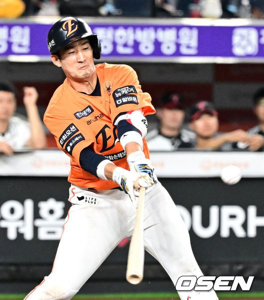 [OSEN=대전, 지형준 기자] 5회말 2사 2루에서 한화 최재훈이 1타점 적시타를 날리고 있다. 2025.06.15 /jpnews@osen.co.kr