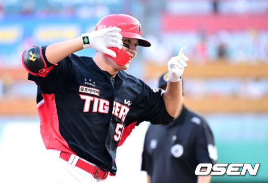 [OSEN=인천, 최규한 기자] 22일 인천 SSG랜더스필드에서 ‘2025 신한 SOL Bank KBO리그’ SSG 랜더스와 KIA 타이거즈의 경기가 열렸다.홈팀 SSG은 드류 앤더슨, 방문팀 KIA는 제임스 네일을 선발로 내세웠다.7회초 1사 주자없는 상황 KIA 오선우가 달아나는 중월 솔로포를 날리고 그라운드를 돌며 기뻐하고 있다. 2025.06.22 / dreamer@osen.co.kr