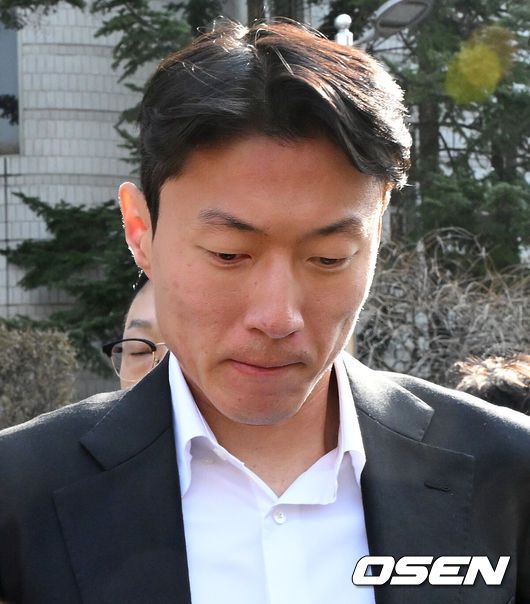 [OSEN=지형준 기자] 축구 선수 황의조(알라니아스포르)가 14일 서울 서초구 서울중앙지법에서 열린 1심 선고 공판에 출석했다.성폭력범죄의처벌등에관한특례법위반 협의로 기소된 황의조는 1심에서 징역 1년에 집행유예 2년을 선고 받았다. 황의조가 1심 선고 공판을 마치고 취재진에 둘러싸여 질문에 답을 하고 있다. 2025.02.14 /jpnews@osen.co.kr