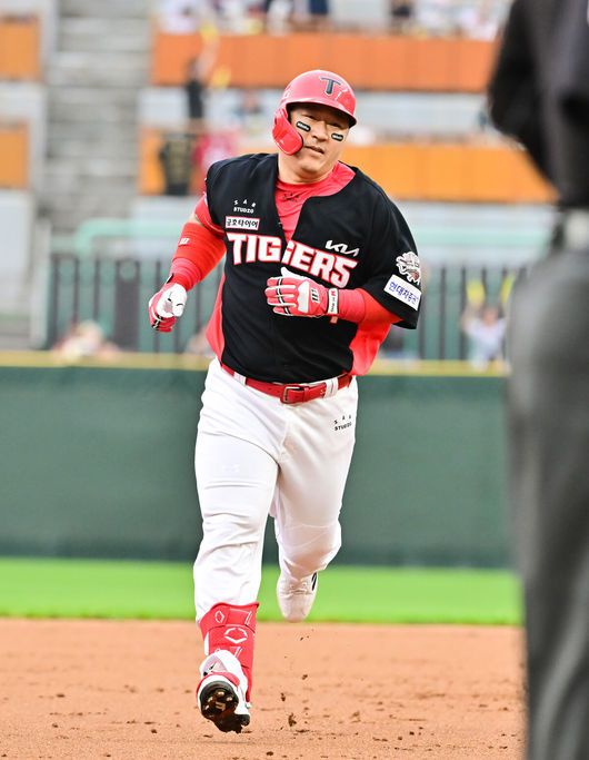 [OSEN=인천, 박준형 기자] 21일 오후 인천 SSG랜더스필드에서 ‘2025 신한 SOL BANK KBO리그’ SSG 랜더스와 KIA 타이거즈의 경기가 진행됐다.이날 SSG는 김광현을, KIA는 양현종을 선발투수로 내세웠다.5회초 2사 1,2루 KIA 최형우가 선취 3점 홈런을 날리고 베이스를 돌고 있다. 2025.06.21 / soul1014@osen.co.kr