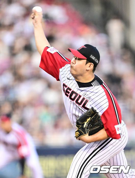 [OSEN=잠실, 조은정 기자]22일 오후 서울 잠실구장에서 2025 신한 SOL Bank KBO리그 LG 트윈스와 두산 베어스의 경기가 열렸다.LG는 송승기, 두산은 최승용이 선발로 나섰다.8회초 무사 만루 LG 성동현이 역투하고 있다.  2025.06.22 /cej@osen.co.kr