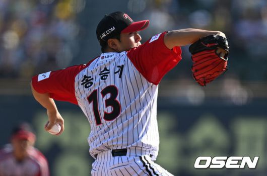 [OSEN=잠실, 조은정 기자]22일 오후 서울 잠실구장에서 2025 신한 SOL Bank KBO리그 LG 트윈스와 두산 베어스의 경기가 열렸다.LG는 송승기, 두산은 최승용이 선발로 나섰다.1회초 LG 선발 송승기가 역투하고 있다. 2025.06.22 /cej@osen.co.kr