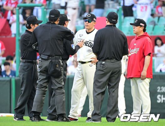 [OSEN=인천, 최규한 기자] 22일 인천 SSG랜더스필드에서 ‘2025 신한 SOL Bank KBO리그’ SSG 랜더스와 KIA 타이거즈의 경기가 열렸다.홈팀 SSG는 드류 앤더슨, 방문팀 KIA는 제임스 네일을 선발로 내세웠다.7회말 1사 1, 2루 상황 SSG 에레디아가 심판진에게 욕설을 해 퇴장 명령을 받았다. 심판진에게 어필하는 이숭용 감독. 2025.06.22 / dreamer@osen.co.kr