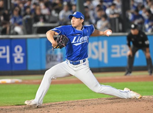 [OSEN=부산, 이석우 기자] 22일 부산 사직야구장에서 2025 신한 SOL 뱅크 KBO 리그 롯데 자이언츠와 삼성 라이온즈의 경기가 열렸다. 홈팀 롯데는 박세웅이, 방문팀 삼성은 원태인이 선발 출전했다.삼성 라이온즈 배찬승이 역투하고 있다. 2025.06.22 / foto0307@osen.co.kr