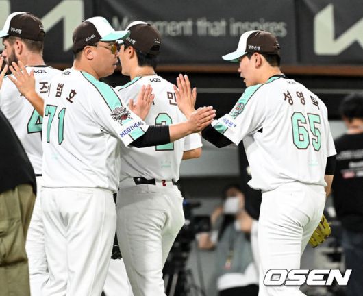 [OSEN=광주, 이대선 기자] 디펜딩 챔프 KIA 타이거즈가 스윕과 함께 5연승을 질주했다.KIA는 19일 광주-기아 챔피언스필드에서 열린 '2025 신한은행 SOL bank KBO리그' KT 위즈와의 경기를 5-0으로 승리했다.경기 종료 후 KIA 이범호 감독이 성영탁과 승리의 기쁨을 나누고 있다. 2025.06.19 /sunday@osen.co.kr