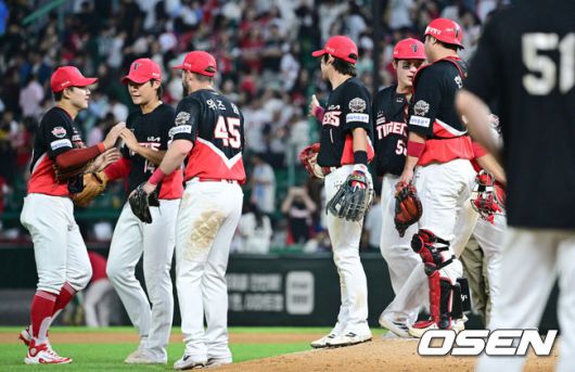 [OSEN=인천, 최규한 기자] 프로야구KIA 타이거즈가SSG 랜더스를 꺾고 6연승을 달렸다.KIA는 22일 인천 SSG랜더스필드에서 열린 2025 KBO리그 SSG와 경기에서 5-4재역전 승리를 거뒀다.김석환이 대타로 나와 역전 결승 투런 홈런을 터뜨렸다. 3년 만에 나온 홈런이었다. 네일은 6⅓이닝 3피안타(1피홈런) 2사사구 5탈삼진 3실점을 기록했다. 신인 이호민이⅔이닝 무실점으로 구원승으로 데뷔 첫 승을 기록했다. 정해영이 9회 세이브를 기록했다.경기를 마치고 승리한 KIA 선수들이 하이파이브를 나누고 있다. 2025.06.22 / dreamer@osen.co.kr