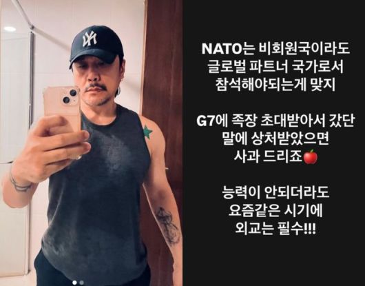 [OSEN=박준형 기자] 11일 오후 서울 상암동 CJ E&M에서 진행된 Mnet '엠카운트다운'(이하 '엠카') 사전녹화에서 JK김동욱이 멋진 무대를 펼치고 있다가수 서인국, 박재범, JK김동욱, 15&, M.I.B, 비투비(BTOB) 등 6팀이 이날 방송을 통해 전격 컴백했다.지난해 드라마 '응답하라 1997'로 연기력을 인정받은 서인국이 1년 만에 새 싱글 앨범 '울다 웃다'로 돌아왔다. 이어 박재범도 봄과 어울리는 달콤한 러브송 '좋아'(JOAH)로 컴백 무대를 선보였다. 6년 만에 정규 앨범을 발매한 명품 보컬리스트 JK김동욱도 타이틀곡 'IOU'를 들려줬다.이어 신곡 발매와 동시에 음원차트 상위에 랭크된 신예 15&(박지민,백예린)도 방송 첫 무대를 가졌다. 타이거JK의 프로듀싱 아래 새 앨범을 준비해온 힙합 그룹 M.I.B(오직, 강남, 심스, 영크림)는 힙합 마니아뿐만 아니라 대중의 귀를 사로잡을 타이틀곡 '끄덕뜨덕'을, 비투비(서은광, 이민혁, 이창섭, 임현식, 프니엘, 정일훈, 육성재)는 그동안 보여줬던 카리스마 대신 부드러운 아날로그 감성을 살린 '두번째 고백'으로 소녀 팬들의 마음을 훔친다.배우 김우빈과 조보아가 스페셜 MC로 나선 이번 엠카는 컴백 스테이지 외에도 이하이, 다비치, 인피니트, 걸스데이, 케이윌, 틴탑, 길구봉구, 일렉트로보이즈, 제아파이브, 지나, 지세희 등이 출연했다. / soul1014@osen.co.kr