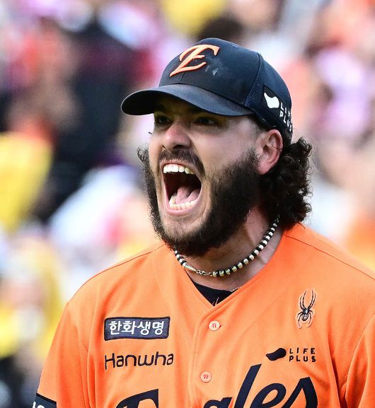 [OSEN=대전, 지형준 기자] 14일 대전 한화생명볼파크에서 2025 신한 SOL Bank KBO리그 한화 이글스와 LG 트윈스의 경기가 열렸다.LG가 40승 26패 1무(승률 .606)로 1위, 한화는 40승 27패(승률 .597)로 2위다. 0.5경기 차이다. 경기 결과에 따라 1위가 바뀔 수도 있다.이날 한화는 폰세, LG는 임찬규를 선발로 내세웠다.2회초 만루 위기를 넘긴 한화 폰세가 포효하고 있다. 2025.06.14 /jpnews@osen.co.kr