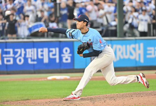[OSEN=부산, 이석우 기자] 22일 부산 사직야구장에서 2025 신한 SOL 뱅크 KBO 리그 롯데 자이언츠와 삼성 라이온즈의 경기가 열렸다. 홈팀 롯데는 박세웅이, 방문팀 삼성은 원태인이 선발 출전했다.롯데 자이언츠 윤성빈이 역투하고 있다. 2025.06.22 / foto0307@osen.co.kr