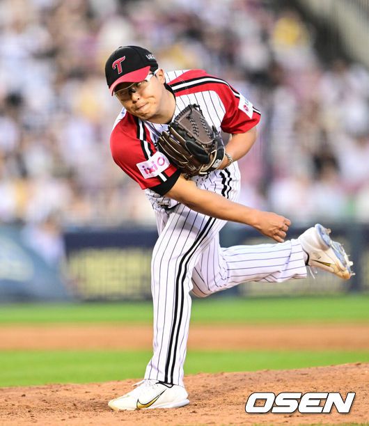 [OSEN=잠실, 조은정 기자]22일 오후 서울 잠실구장에서 2025 신한 SOL Bank KBO리그 LG 트윈스와 두산 베어스의 경기가 열렸다.LG는 송승기, 두산은 최승용이 선발로 나섰다.8회초 LG 이지강이 역투하고 있다. 2025.06.22 /cej@osen.co.kr