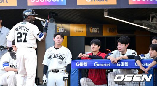 [OSEN=인천, 최규한 기자] 22일 인천 SSG랜더스필드에서 ‘2025 신한 SOL Bank KBO리그’ SSG 랜더스와 KIA 타이거즈의 경기가 열렸다.홈팀 SSG는 드류 앤더슨, 방문팀 KIA는 제임스 네일을 선발로 내세웠다.7회말 1사 1, 2루 상황 SSG 에레디아가 심판진에게 욕설을 해 퇴장 명령을 받고 그라운드를 나가며 소리치고 있다. 2025.06.22 / dreamer@osen.co.kr