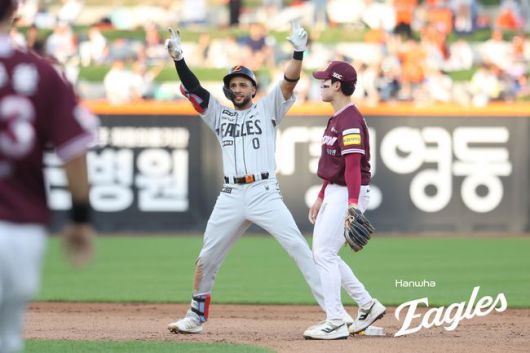 한화 루이스 리베라토가 5회 1타점 2루타를 친 뒤 기뻐하고 있다. /한화 이글스 제공