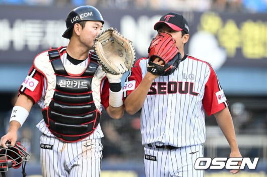 [OSEN=잠실, 조은정 기자]22일 오후 서울 잠실구장에서 2025 신한 SOL Bank KBO리그 LG 트윈스와 두산 베어스의 경기가 열렸다.LG는 송승기, 두산은 최승용이 선발로 나섰다.5회말 이닝을 마친 LG 이주헌, 송승기 포수가 대화를 나누며 더그아웃으로 향하고 있다. 2025.06.22 /cej@osen.co.kr