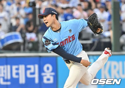 [OSEN=부산, 이석우 기자] 22일 부산 사직야구장에서 2025 신한 SOL 뱅크 KBO 리그 롯데 자이언츠와 삼성 라이온즈의 경기가 열렸다. 홈팀 롯데는 박세웅이, 방문팀 삼성은 원태인이 선발 출전했다.롯데 자이언츠 윤성빈이 역투하고 있다. 2025.06.22 / foto0307@osen.co.kr