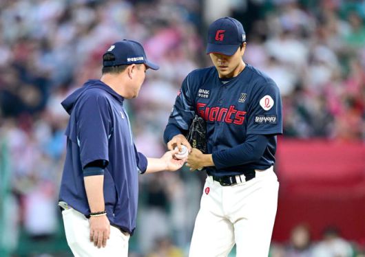 [OSEN=인천, 최규한 기자] 15일 인천 SSG랜더스필드에서 ‘2025 신한 SOL Bank KBO리그’ SSG 랜더스와 롯데 자이언츠의 경기가 열렸다.홈팀 SSG은 드류 앤더슨, 방문팀 롯데는 이민석을 선발로 내세웠다.7회말 2사 주자없는 상황 마운드에 오른 롯데 윤성빈이 주형광 투수코치에게 공을 건네받고 있다. 2025.06.15 / dreamer@osen.co.kr