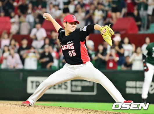 [OSEN=인천, 박준형 기자] 21일 오후 인천 SSG랜더스필드에서 ‘2025 신한 SOL BANK KBO리그’ SSG 랜더스와 KIA 타이거즈의 경기가 진행됐다.이날 SSG는 김광현을, KIA는 양현종을 선발투수로 내세웠다. 9회말 KIA 성영탁 투수가 역투하고 있다.   2025.06.21 / soul1014@osen.co.kr