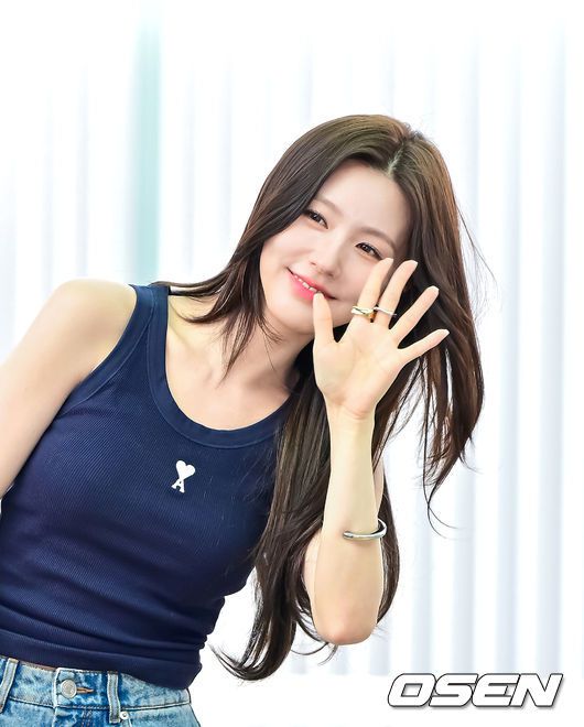 [OSEN=인천공항, 지형준 기자] 걸그룹 아이들 미연이 24일 오전 해외 일정에 참석하기 위해 인천국제공항을 통해 프랑스 파리로 출국했다.미연은 26SS 파리 패션위크에 참석할 예정이다.아이들 미연이 출국장으로 향하며 포즈를 취하고 있다. 2025.06.24 /jpnews@osen.co.kr