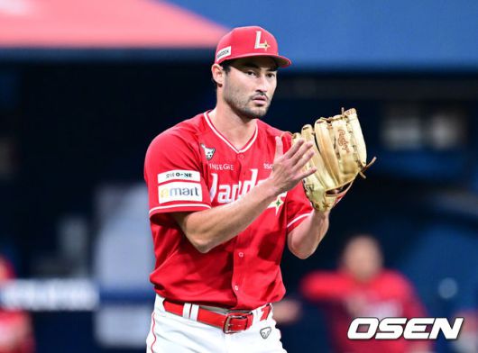 [OSEN=고척, 최규한 기자] 17일 서울 고척스카이돔에서 ‘2025 신한 SOL Bank KBO리그’ 키움 히어로즈와 SSG 랜더스의 경기가 열렸다.홈팀 키움은 김윤하, 방문팀 SSG은 미치 화이트를 선발로 내세웠다.1회말 무사 1루 상황 키움 임지열을 병살타로 이끈 SSG 선발 화이트가 야수들에게 박수를 보내고 있다. 2025.06.17 / dreamer@osen.co.kr