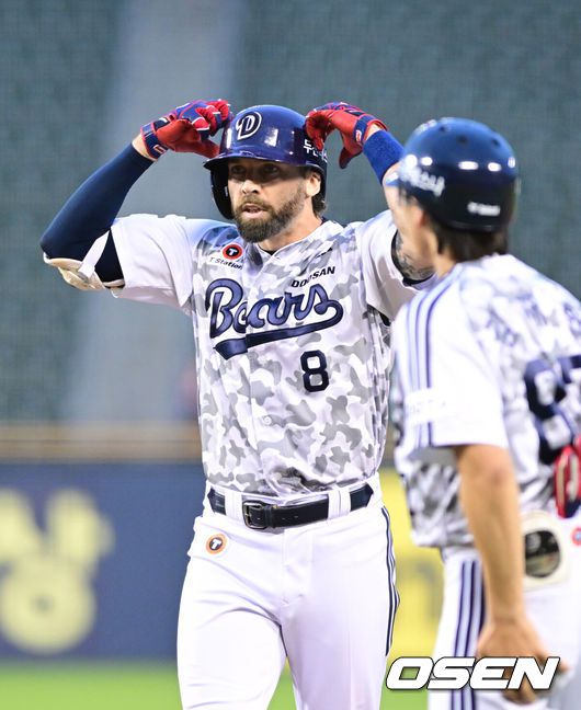 [OSEN=잠실, 최규한 기자] 24일 서울 잠실야구장에서 ‘2025 신한 SOL Bank KBO리그’ 두산 베어스와 SSG 랜더스의 경기가 열렸다.홈팀 두산은 최원준, 방문팀 SSG은 미치 화이트를 선발로 내세웠다.3회말 무사 만루 상황 두산 케이브가 선제 1타점 적시타를 날리고 1루에 안착해 기뻐하고 있다. 2025.06.24 / dreamer@osen.co.kr