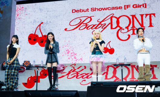 [OSEN=민경훈 기자] 23일 서울 용산구 블루스퀘어 SOL트래블홀에서 피네이션 걸그룹 베이비돈크라이 데뷔 기념 쇼케이스가 열렸다.아이들 전소연이 프로듀싱을 맡아 화제를 모은 피네이션 신예 걸그룹 Baby DONT Cry(베이비돈크라이)가 가요계에 정식 데뷔한다. 베이비돈크라이는 이현, 쿠미, 미아, 베니로 구성된 4인조 걸그룹이다.베이비돈크라이가 인사를 하고 있다. 2025.06.23 /rumi@osen.co.kr