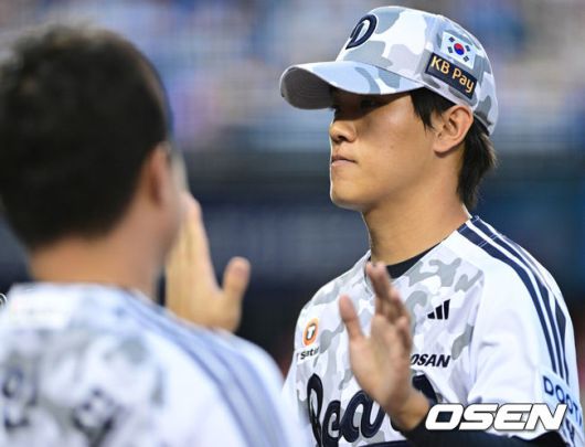 [OSEN=잠실, 최규한 기자] 24일 서울 잠실야구장에서 ‘2025 신한 SOL Bank KBO리그’ 두산 베어스와 SSG 랜더스의 경기가 열렸다.홈팀 두산은 최원준, 방문팀 SSG은 미치 화이트를 선발로 내세웠다.4회초 SSG 공격을 삼자범퇴로 막아낸 두산 투수 박신지가 더그아웃으로 향하며 동료들과 인사를 나누고 있다. 2025.06.24 / dreamer@osen.co.kr