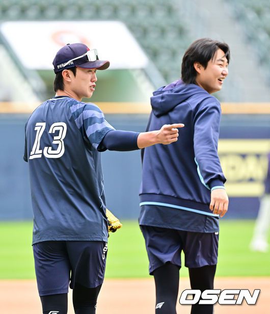 [OSEN=잠실, 박준형 기자]  27일 오후 서울 잠실구장에서 ‘2025 신한 SOL BANK KBO리그’ 두산 베어스와 롯데 자이언츠의 경기가 진행됐다.이날 경기에서 두산은 최승용을, 롯데는 박진을 선발투수로 내세웠다.경기 앞두고 두산 전민재와 정철원이 두산 관계자들과 이야기를 나누고 있다.  2025.04.27 / soul1014@osen.co.kr