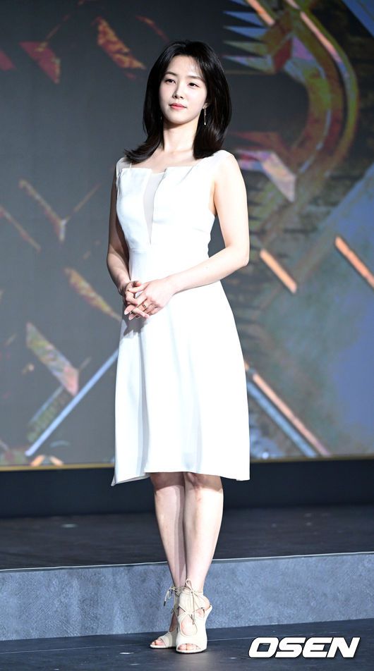 [OSEN=최규한 기자] 29일 오전 서울 마포동 호텔나루 엠갤러리에서 넷플릭스‘데블스 플랜: 데스룸’ 제작발표회가 열렸다.‘데블스 플랜: 데스룸’은 다양한 직업군의 플레이어가 7일간 합숙하며 최고의 브레인을 가리는 두뇌 서바이벌 게임이다.강지영 아나운서가 포토타임을 하고 있다. 2025.04.29 / dreamer@osen.co.kr