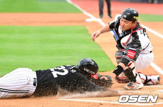 [OSEN=수원, 김성락 기자] 24일 오후 수원 KT위즈파크에서 2025 신한 SOL Bank KBO리그 KT 위즈와 LG 트윈스의 경기가 열렸다.KT는 헤이수스, 엘지는 치리노스를 선발투수로 내세웠다1회초 1사 만루 LG 문성주의 중견수 플라이 때 3루주자 김현수가 홈으로 내달렸지만 KT 포수 장서우에게 태그아웃되고 있다. 2025.06.24 / ksl0919@osen.co.kr
