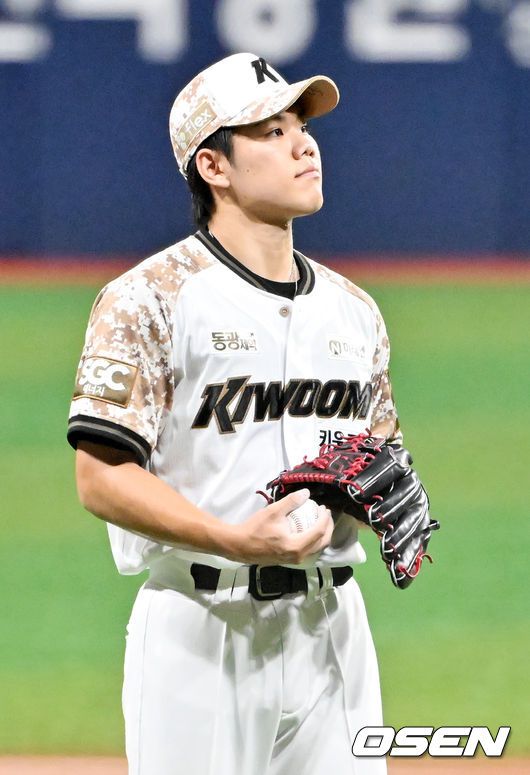 [OSEN=고척, 민경훈 기자] 24일 서울 고척스카이돔에서 ‘2025 신한 SOL Bank KBO리그’ 키움 히어로즈와 KIA 타이거즈의 경기가 열렸다. 1회초 1사 주자 1,2루 KIA 최형우에게 중월 선취 스리런 홈런을 허용한 키움 선발 김윤하가 아쉬워하고 있다. 2025.06.24 / rumi@osen.co.kr
