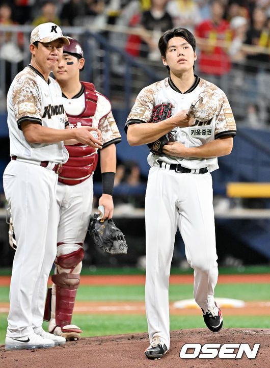 [OSEN=고척, 민경훈 기자] 24일 서울 고척스카이돔에서 ‘2025 신한 SOL Bank KBO리그’ 키움 히어로즈와 KIA 타이거즈의 경기가 열렸다. 5회초 무사 주자 만루 KIA 한준수 타석에서 키움 선발 김윤하가 교체되며 아쉬워하고 있다. 2025.06.24 / rumi@osen.co.kr