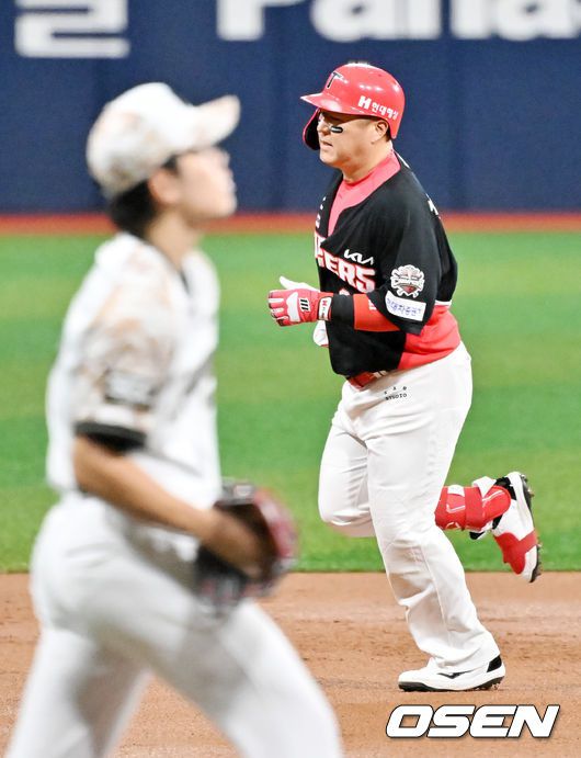 [OSEN=고척, 민경훈 기자] 24일 서울 고척스카이돔에서 ‘2025 신한 SOL Bank KBO리그’ 키움 히어로즈와 KIA 타이거즈의 경기가 열렸다. 1회초 1사 주자 1,2루 KIA 최형우가 중월 선취 스리런 홈런을 때린 후 그라운드를 돌고 있다. 2025.06.24 / rumi@osen.co.kr